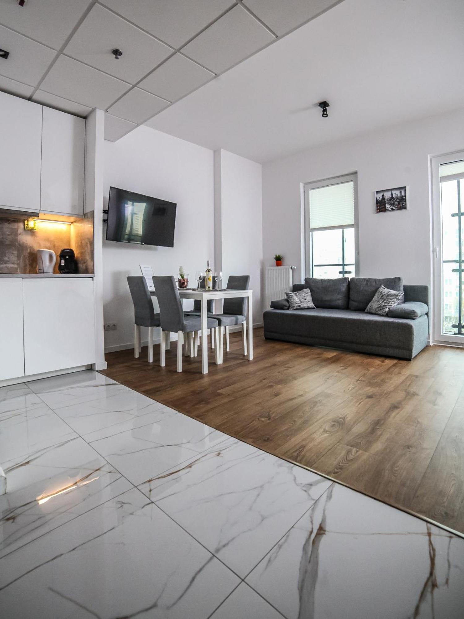 Big City Life Apartments - Bliska Wola Tower A 바르샤바 외부 사진